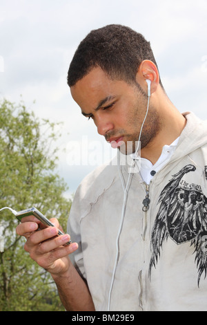 Profi-Fußballer Ben Fairclough anhören von Musik auf einen Ipod MP3-Player. Stockfoto