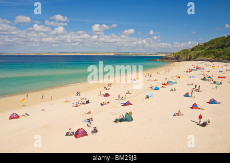 Urlaubern und Touristen Sonnenbaden am Porthminster Beach, St. Ives (Pedn Olva), North Cornwall, UK Stockfoto