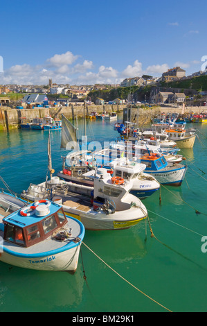 Kleine Fischerboote im Hafen von Flut, Newquay, North Cornwall, UK Stockfoto