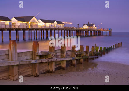 Southwold Pier und hölzernen Buhne bei Sonnenuntergang, Southwold, Suffolk, UK Stockfoto