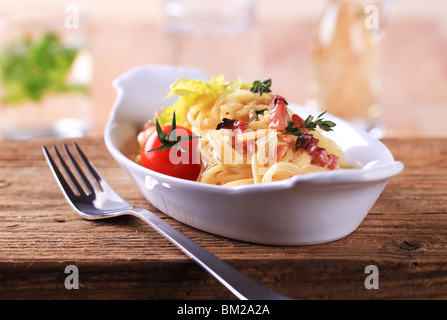 Schüssel Spaghetti mit Speck, Zwiebeln und Ei Stockfoto