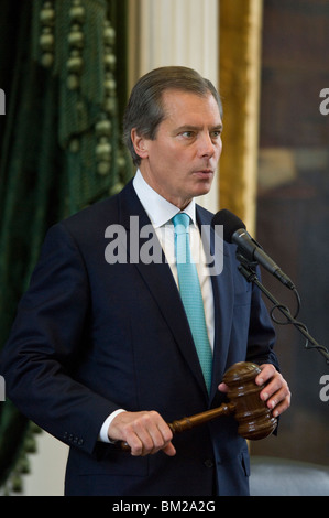 Texas-Gouverneur David Dewhurst hält eine zeremonielle Hammer und auf die Dias der Senat Kammer im Texas Capitol in ein Mikrofon spricht. Stockfoto