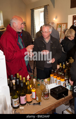 Großbritannien, England, Herefordshire, Putley, Big Apple Event, Probenahme Gwatkin Cider und Birnenmoste Besucher Stockfoto