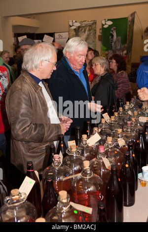 Großbritannien, England, Herefordshire, Putley, Big Apple Event, Besucher Probenahme Apfel- und Birnenwein Wettbewerbsbeiträge Stockfoto