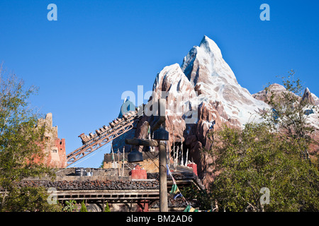 Expedition Everest Achterbahn Autos in Berg Tunnel an Disneys Tierkönigreich in Orlando Florida Stockfoto