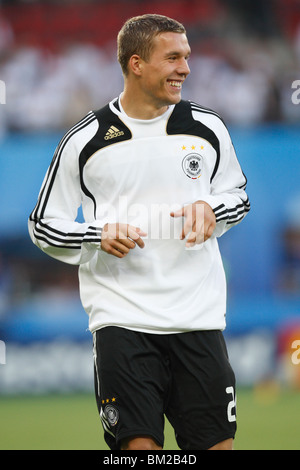 Lukas Podolski Deutschland Lächeln während wärmt USV vor der UEFA Euro 2008-Gruppe B Spiel gegen Österreich. Stockfoto