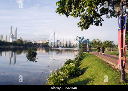 Petronas Towers, KL Tower und Istana Budaya Nationaltheater, Titiwangsa See, Kuala Lumpur, Malaysia, Südost-Asien Stockfoto