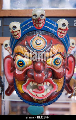 Festival-Maske in einem Souvenirladen, Bhutan Stockfoto