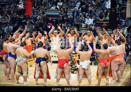 Fukuoka Sumo Wettbewerb, betreten die Ring-Zeremonie, Kyushu Basho, Stadt Fukuoka, Kyushu, Japan Stockfoto