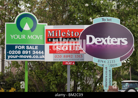 Eine Mischung aus "For Sale", "Zu lassen" und "Verkauft" Immobilienmakler schließt ein London, UK-Straße. Mai 2010 Stockfoto