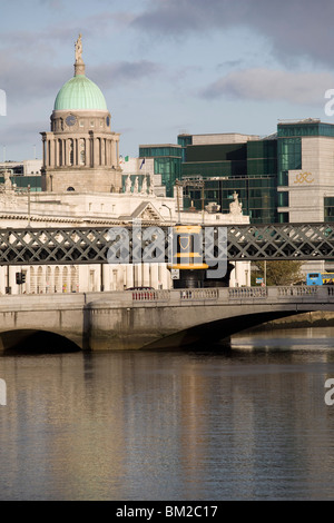 Blick auf den Liffey-Fluss mit Custom House Quay im Hintergrund, Dublin, Irland Stockfoto