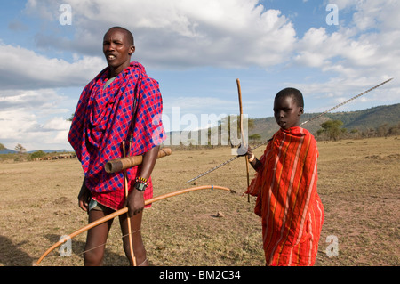 Masai junge mit seinem Vater, Masai Mara, Kenia, Ostafrika Stockfoto