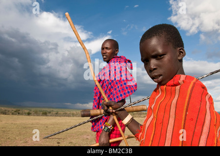 Masai junge mit seinem Vater, Masai Mara, Kenia, Ostafrika Stockfoto