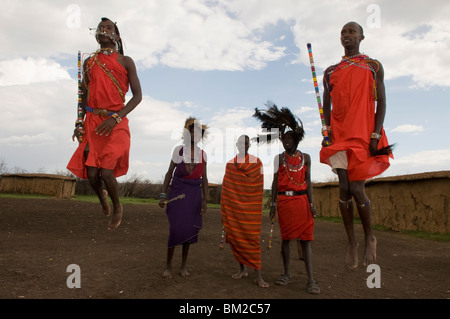 Masai Krieger Tanz, Masai Mara, Kenia, Ostafrika durchführen Stockfoto