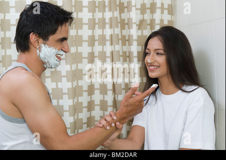 Paare, die Spaß im Badezimmer Stockfoto