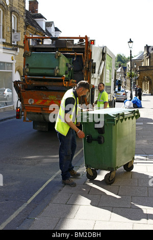 Mülleimer Männer bei Arbeiten am Müll-Sammlung-Tag in einer englischen Stadt Stockfoto