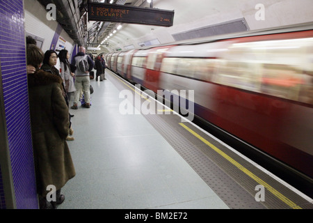 BEWEGLICHE ZUGBEWEGUNG UNSCHÄRFE LONDONER U-Bahn: London U-Bahn Pendler Zugpendler Reisen Reisen Reisen Pendler Bahnhöfe nördliche Linie Stockfoto