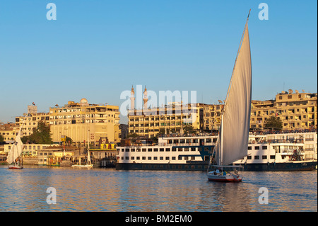 Feluke Segeln auf dem Nil nahe Assuan, Ägypten Stockfoto