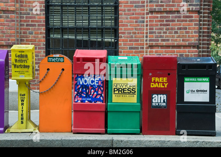 Eine Auswahl an New Yorker Zeitungen zum Verkauf in Manhattan, New York, USA Stockfoto