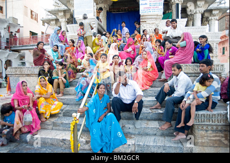 Anhänger warten dazu Puja an Diwali, Jagdish Tempel, Udaipur, Rajasthan, Indien Stockfoto