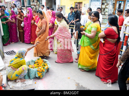 Frauen-Warteschlangen für Diwali Tempel Puja, Kauf Girlanden als Opfergaben für die Gottheit, Udaipur, Rajasthan, Indien Stockfoto