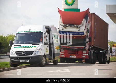 Erholung-Service kümmern sich um ein aufgeschlüsselt Lastwagen im Dienst auf der A14 Stockfoto