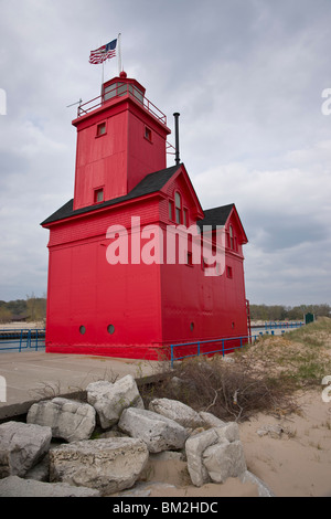 Der Big Red Lighthouse auf einem Lake Michigan State Holland MI USA mit Flagge auf einem Pfosten Great Lakes Lighthouses niemand vertikal hochauflösende Leuchttürme Stockfoto