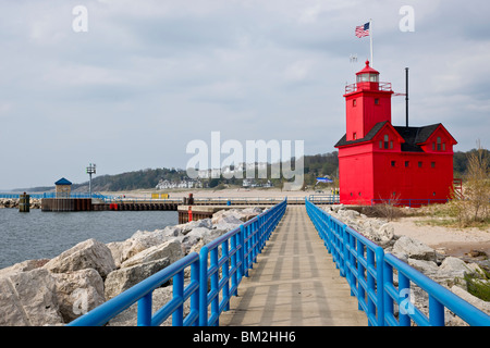 Der niederländische Bundesstaat Michigan MI in den USA bietet eine flache Fernsicht auf den Big Red Lighthouse mit US-Flagge Boardwalk Leuchttürmen und Great Lakes High-res Wasserlandschaft Stockfoto