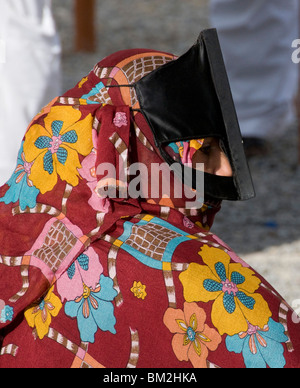 Beduinen-Frau trägt traditionelle Maske Nizwa Oman Stockfoto