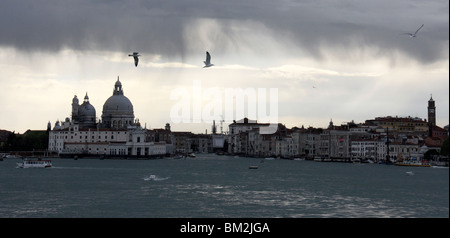 Panorama-Aufnahme von San Giorgio Maggiore im Sonnenuntergang und San Marco Platz, Venedig, Italien, Europa Stockfoto