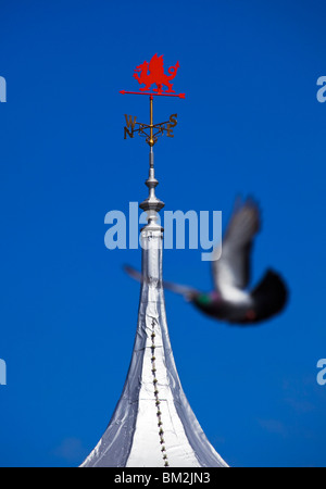 Welsh Dragon Wetterfahne am Dach des Pavillon am Ende Llandudno Pier Nord-Wales Stockfoto