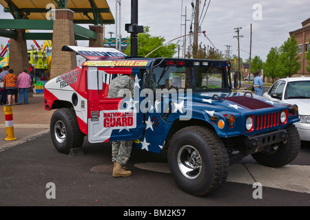 Amerikanisches Militär Hummer Michigan MI mit gemalter Flagge Bilder Bilder Fotos große hochauflösende horizontale USA USA Hi-res Stockfoto