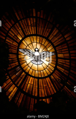 Glasfenster in St. Peter Basilika des Heiligen Geistes Taube Symbol, Vatikan, Rom, Latium, Italien Stockfoto