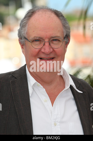 JIM BROADBENT ein weiteres Jahr PHOTOCALL CANNES FILM FESTIVAL 2010 PALAIS DES FESTIVAL CANNES Frankreich 15 Mai 2010 Stockfoto