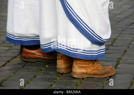 Schuhe von den Missionarinnen der Nächstenliebe, eine Gemeinde gegründet von Mutter Teresa und Übernahmen nur, Rom, Latium, Italien Stockfoto