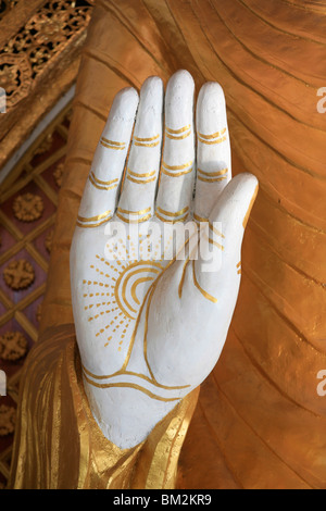 Hand des Buddha, Dharmikarama Tempel, Penang, Malaysia, Südost-Asien Stockfoto