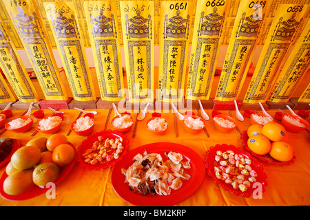 Altar, Kek Lok Si-Tempel in Penang, Malaysia, Südost-Asien Stockfoto