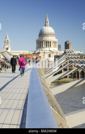 Millennium Bridge, die Themse und die St. Pauls Cathedral - London, England Stockfoto