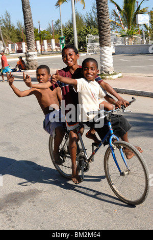 Glücklichen jungen Fahrrad durch die Straßen von Toliara, Madagaskar Stockfoto