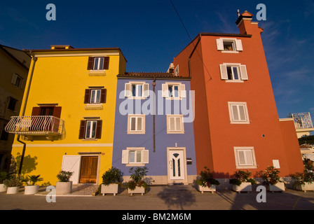 Farbenfrohe moderne Häuser, Piran, Slowenien Stockfoto