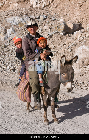 Kirgisische Greis, Reiten auf einem Esel, Gulcha, Kirgisistan mit Zwillingen Stockfoto