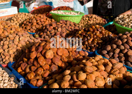 Getrocknete Früchte am Marktstand, Osch, Kirgisistan Stockfoto