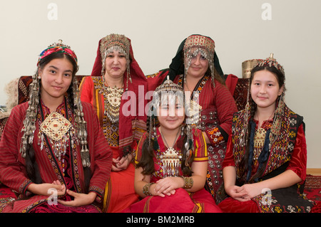 Gruppenbild der turkmenischen Familie in traditioneller Tracht, Turkmenistan Stockfoto