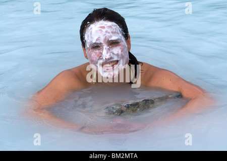 Junge Frau, die genießen das Baden in heißen Quellen, blaue Lagune, Islands, Polarregionen Stockfoto