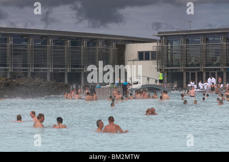 Menschen Baden in heißen Quellen, blaue Lagune, Islands, Polarregionen Stockfoto