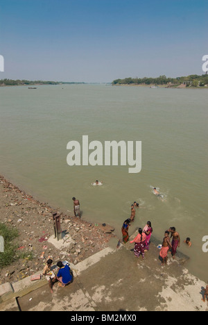 Inder Baden im Fluss Hooghly, Kolkata, Westbengalen, Indien Stockfoto