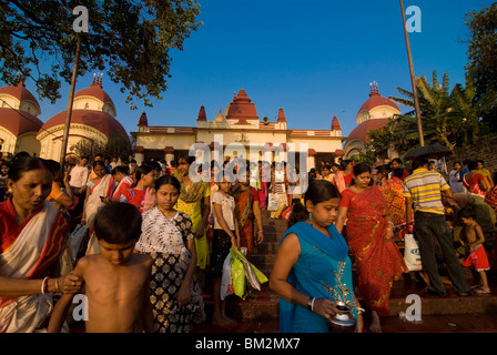 Massen von Menschen vor Kali Tempel, Kolkata, Westbengalen, Indien Stockfoto