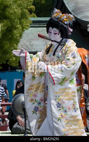 Mann gekleidet wie eine Frau, die klassischen japanischen Tanz namens Hobu an Meiji-Jingu Schrein, Tokyo, Japan Stockfoto