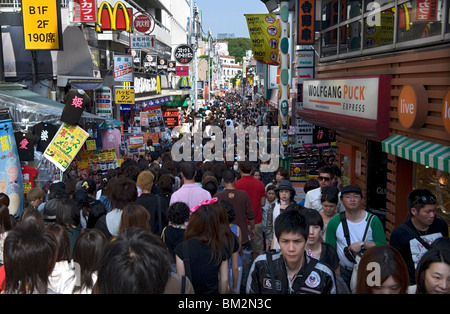 Takeshita-Dori-Straße in Harajuku, wo Jugendliche Shop und rumhängen, Tokyo, Japan Stockfoto