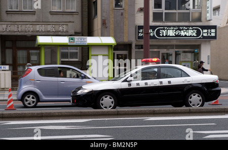 Ein Polizeiauto aus Shizuoka Präfektur Beschleunigung Vergangenheit, Tokyo, Japan Stockfoto